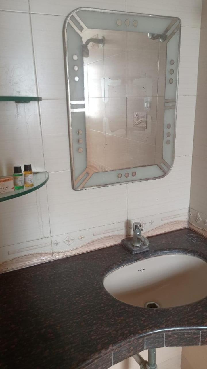 Private 1 Bedroom Cosy Nr Vivanta Malad West Apartament Bombaj